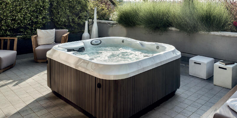 A Jacuzzi® masszázsmedencéinek megfelelő tisztítása